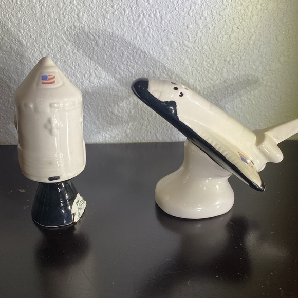 Vintage Space Shuttle USA Salt & Pepper Shakers Capsule Station Launch 1992 - Picture 5 of 15